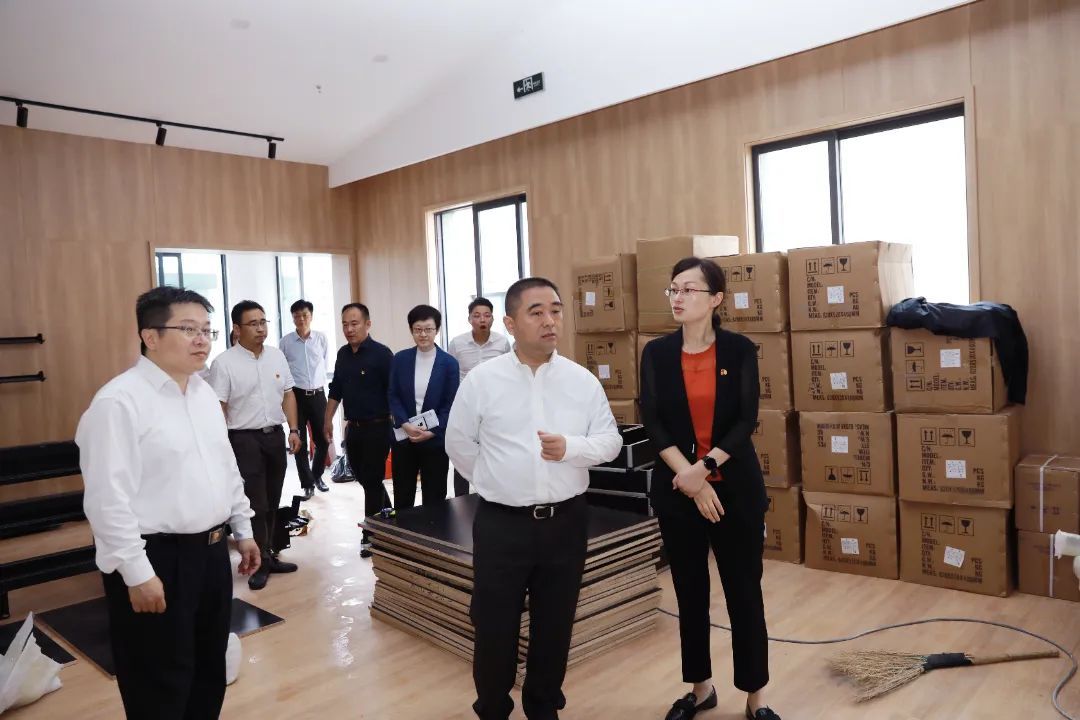 徐汇区区长钟晓咏调研旧住房更新改造和片区一体化治理工作