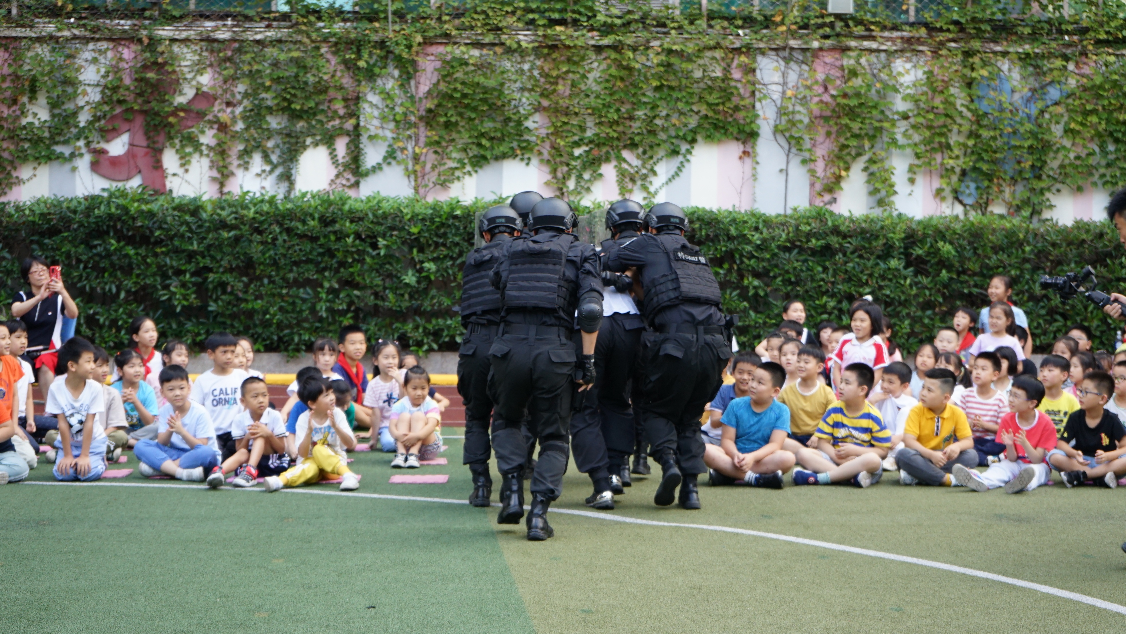 超级英雄来了!静安特警队实战演练进校园