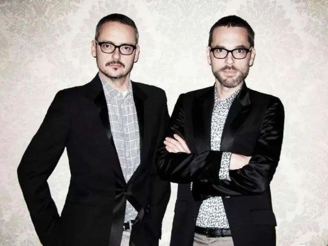 维果罗夫(viktor & rolf)是来自荷兰的设计师二人组维克托·霍斯廷