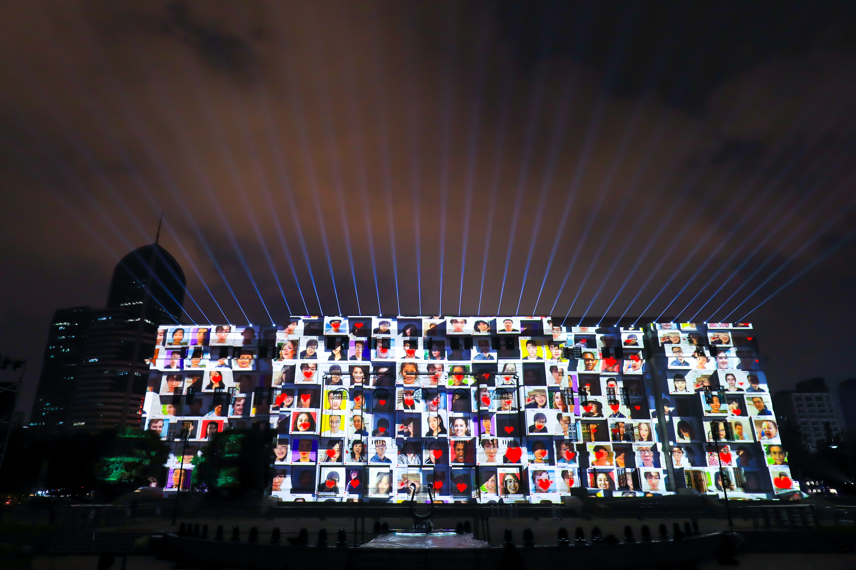 闪耀申城夜空,现象级建筑投影秀首度亮相,《海上生民乐》今起驻场