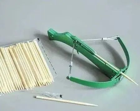 近期出现小贩兜售儿童玩具,多是存有安全隐患的"竹蜻蜓",牙签弩等"