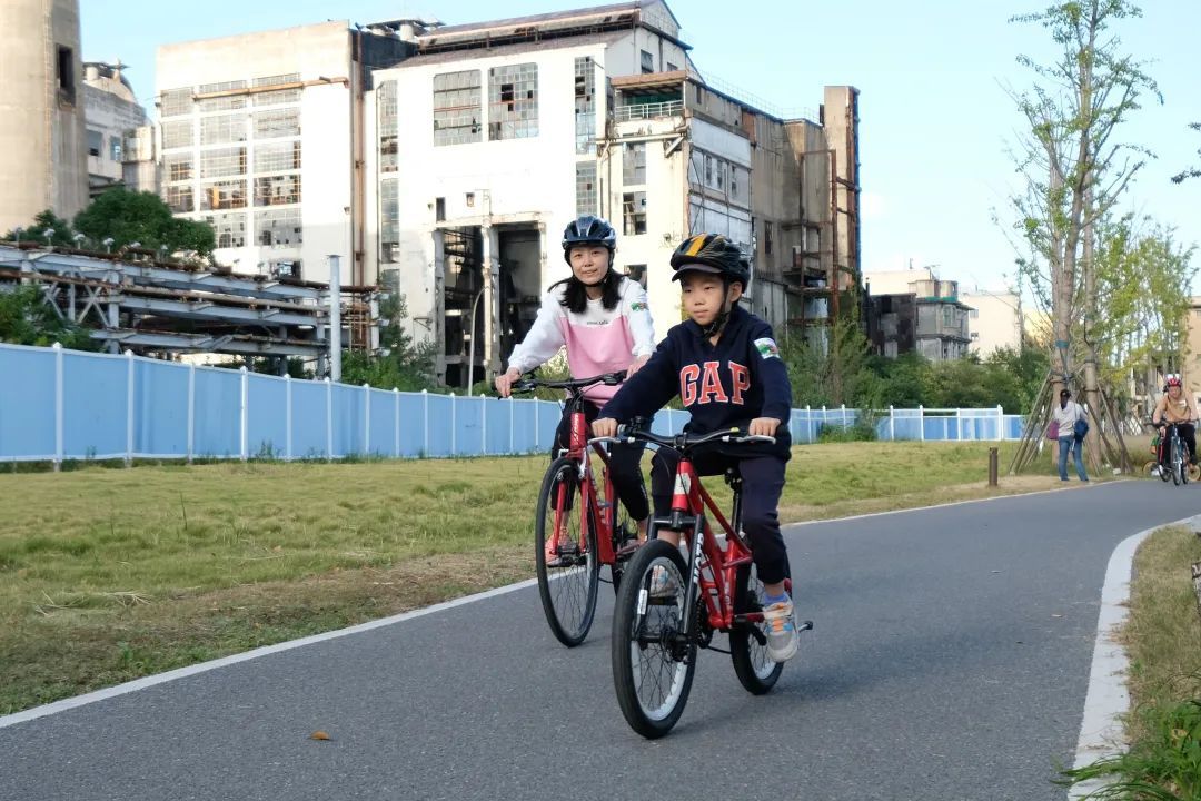 东湖绿道亲子自行车图片