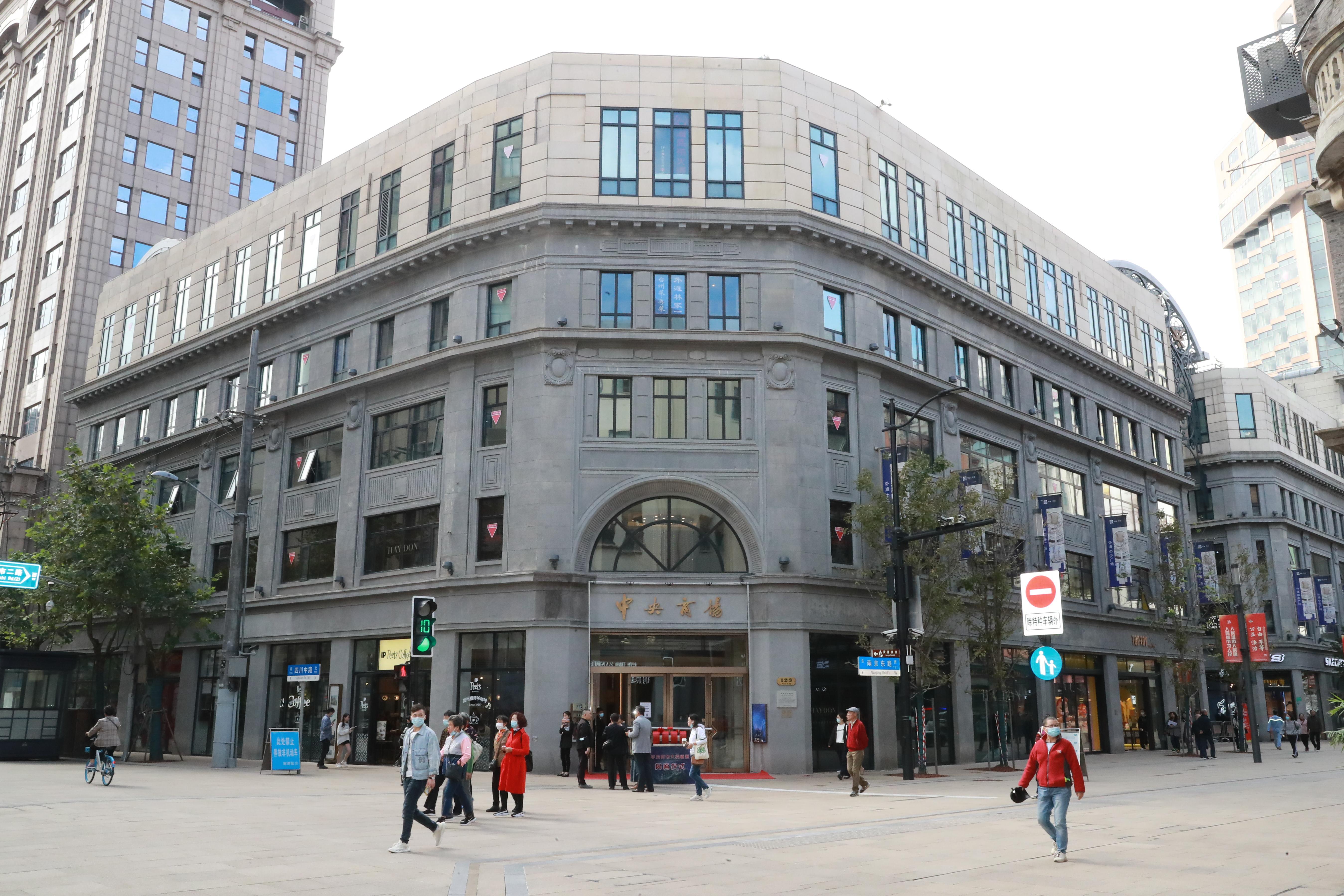 "中央商场"手迹匾额重新悬挂!你知道是谁写的吗?_上观新闻