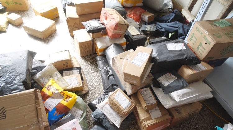 "双十一"快递占道堆放 城管暖心帮忙收奇效