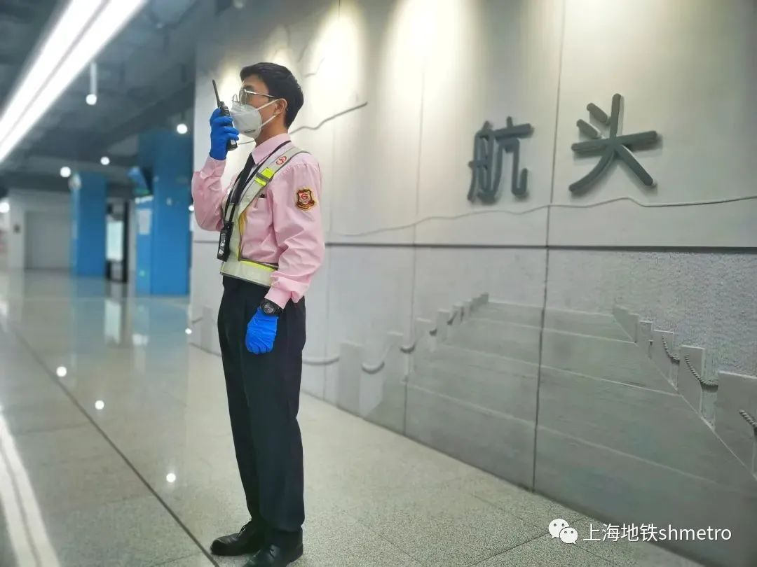 鞋子开胶太尴尬 站务员机智解围丨接力寻找不放弃 手机终于等来主人