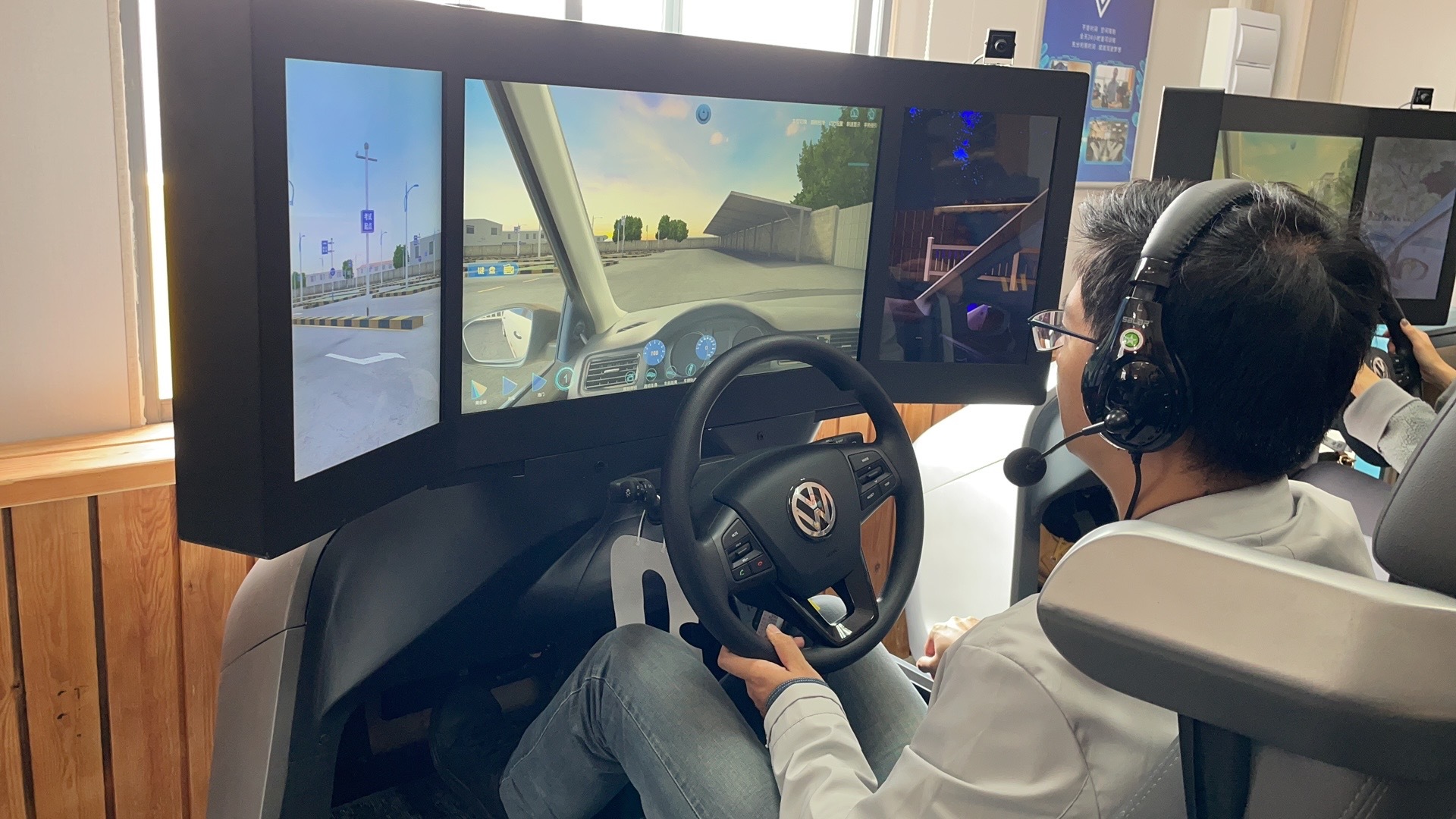 "vr虚拟现实 ai人工智能 实际道路训练"三位一体的智慧辅助驾培模式