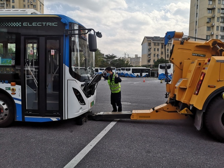 新能源公交車遇充電險情如何處置？全市公交行業(yè)“迎進(jìn)博 保安全”綜合應(yīng)急聯(lián)合演練在浦東舉行(圖4)