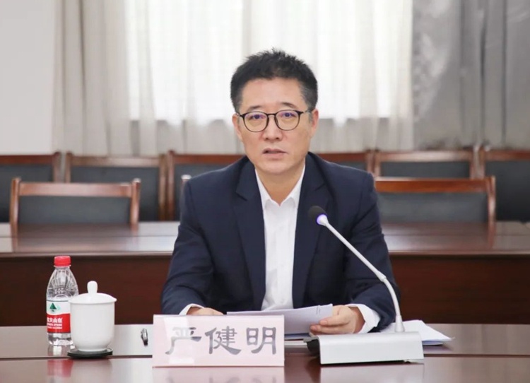 "找差距查不足,眼睛向外横向比!"镇党委书记严健明带队考察北管村