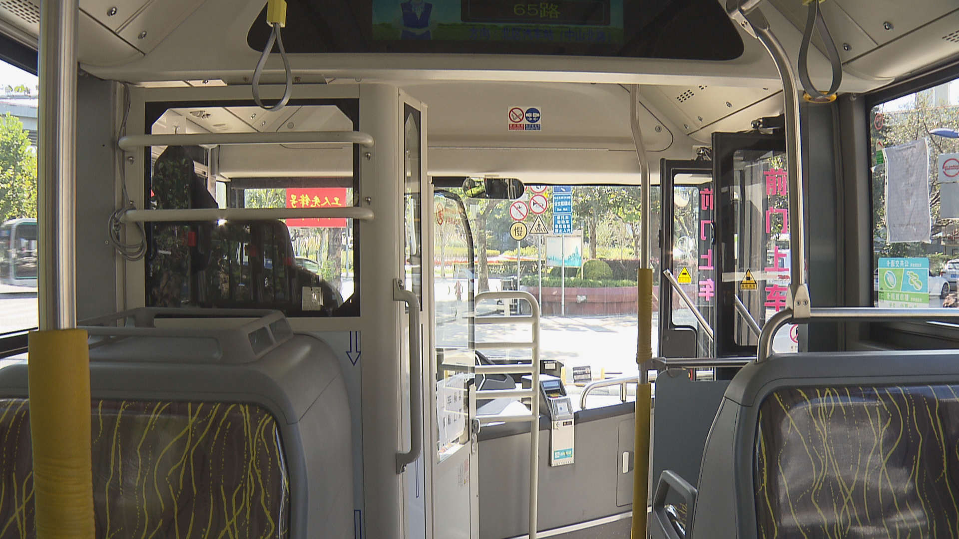 小细节体现大关爱,"黑金刚"加装扶手改造升级