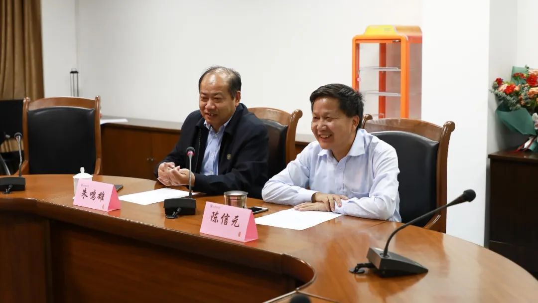 最后,陈信元副校长为援疆教师郑大庆献花,与会人员一起合影留念.