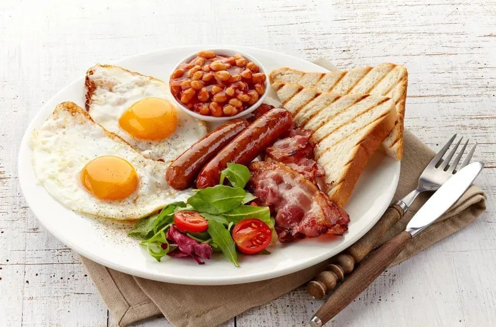 大枣粥等中选一种,然后再适当搭配吃些蔬菜,水果,坚果等,这样的早餐