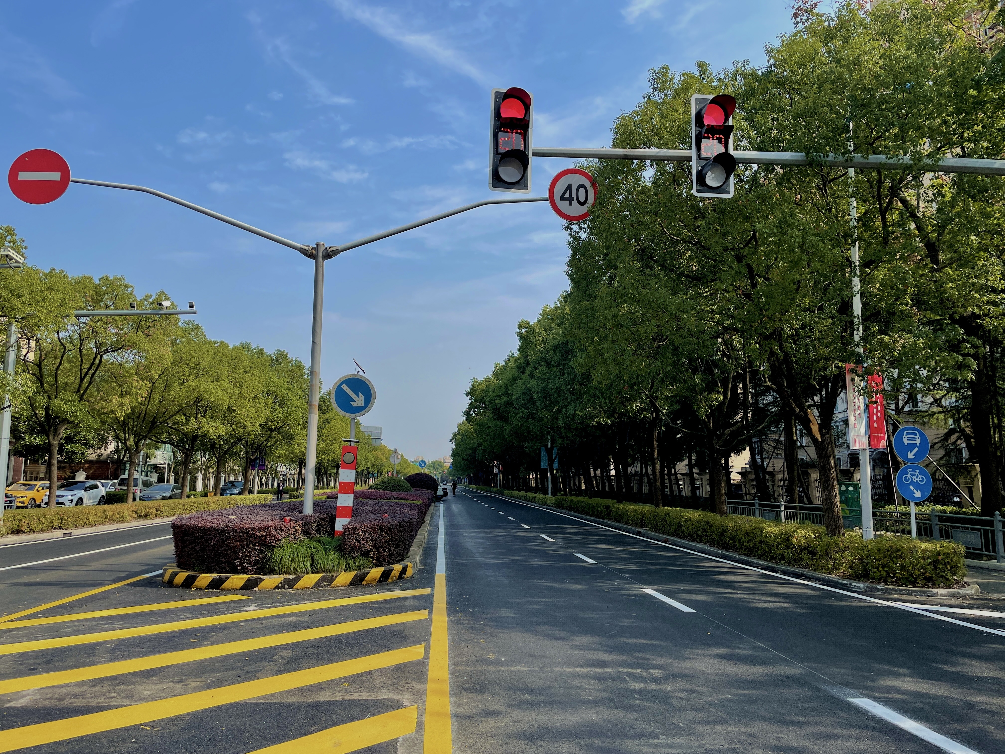 提升行车舒适度,全区12条道路"白改黑"11月中旬完工