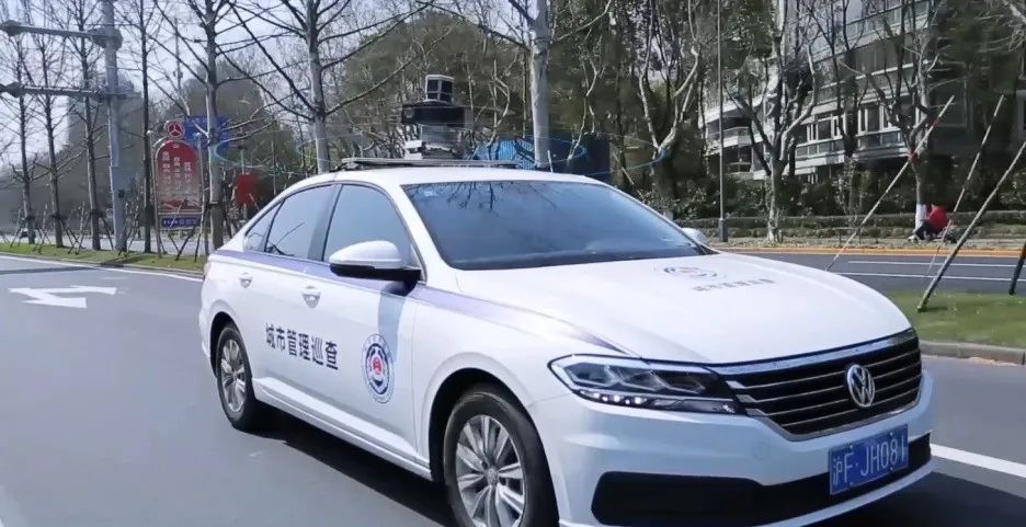 搭载了全景智能摄像头的巡查车  来源:浦东城管