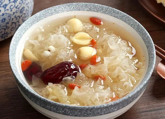 虚火宜补——百合银耳莲子汤