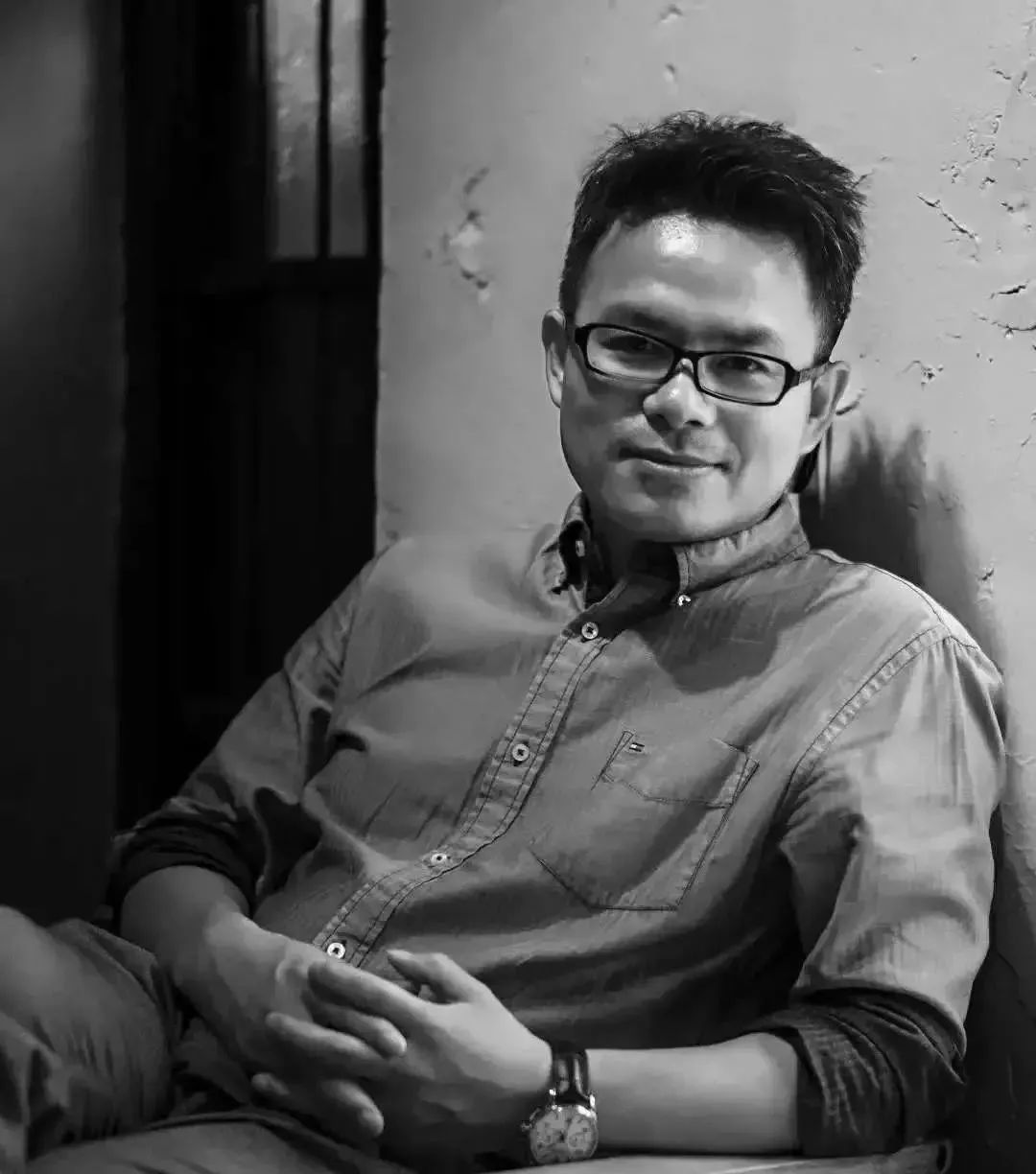 人们》《始于一次分神》,译有洛威尔,奥登,辛波斯卡等人诗集和随笔集