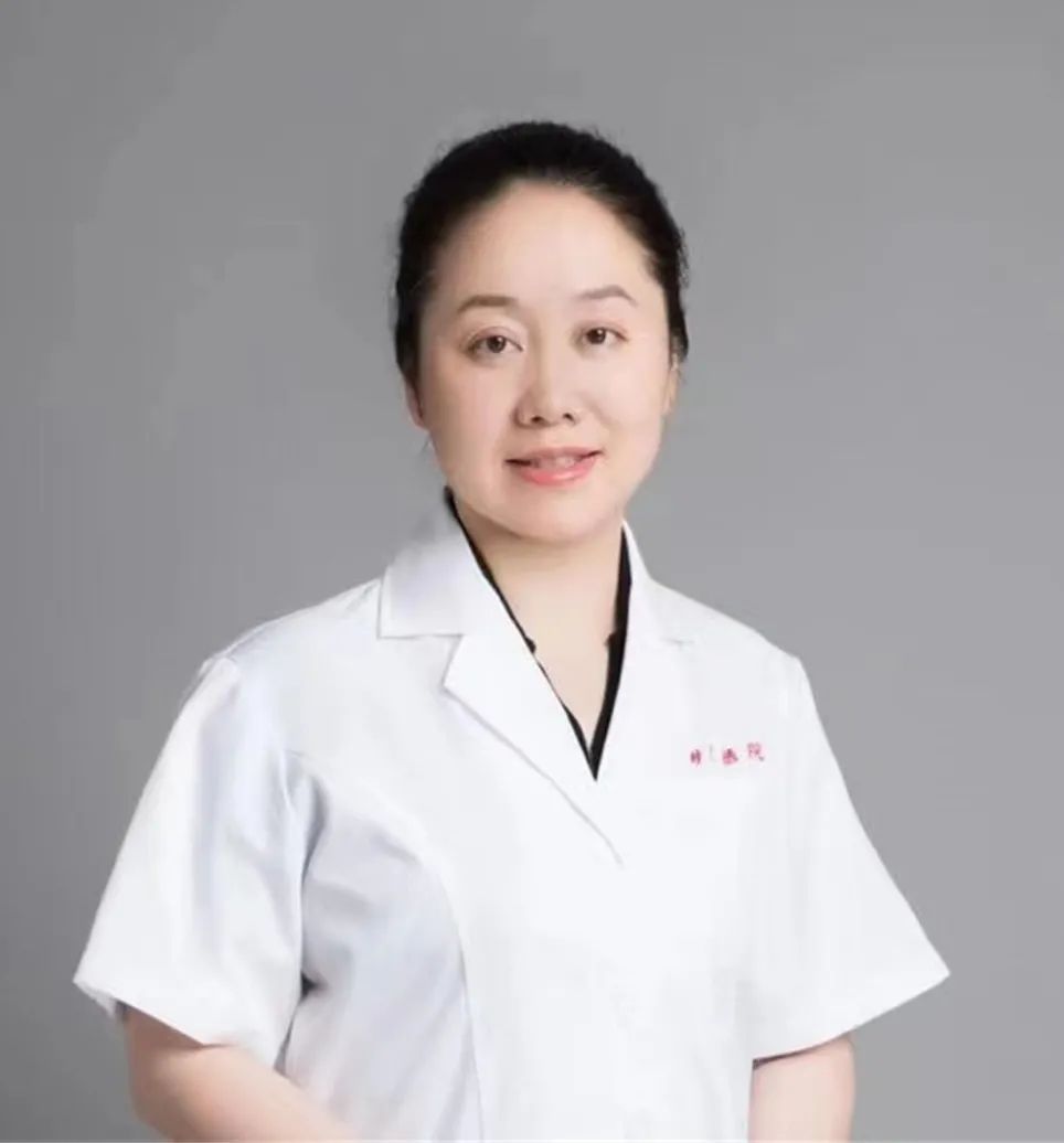 抢救后的第二天,妇产科丘瑾主任和卞政主任特地准备了蛋糕,感谢麻醉