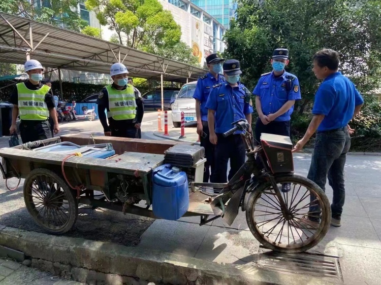 浦东城管快速侦破建筑垃圾偷倒案