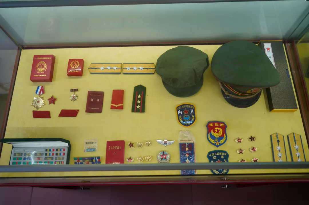 部队荣誉展示柜图片