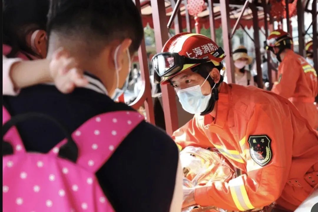 消防車和消防員們受邀擔任上海迪士尼樂園花車巡遊的榮譽領航