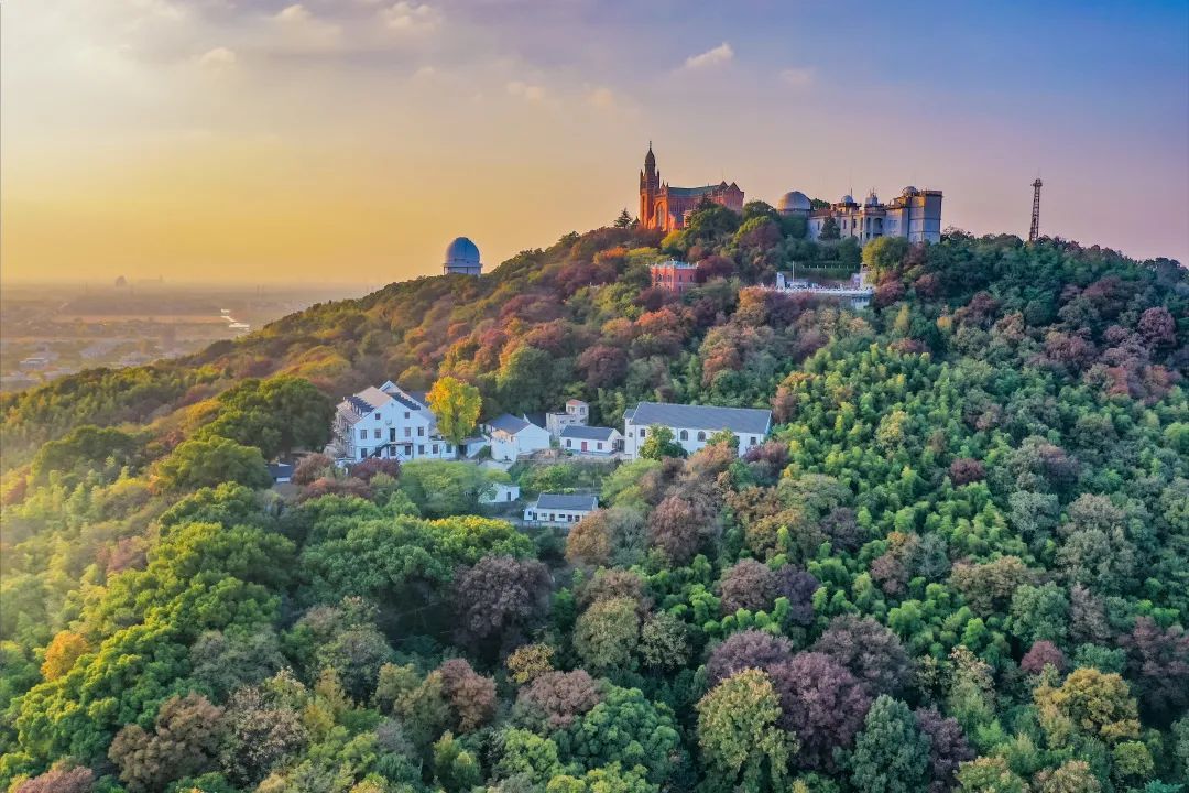 走进风景小镇佘山,秋天的景致随处可见