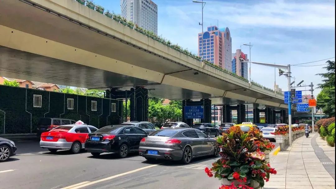 延安路高架(静安段)花意正浓~ 丨 进博市容环境保障