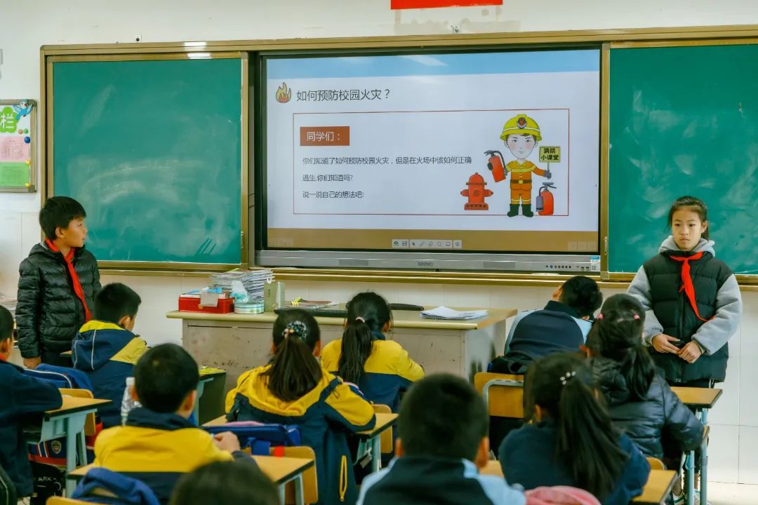 朱行小学校长图片