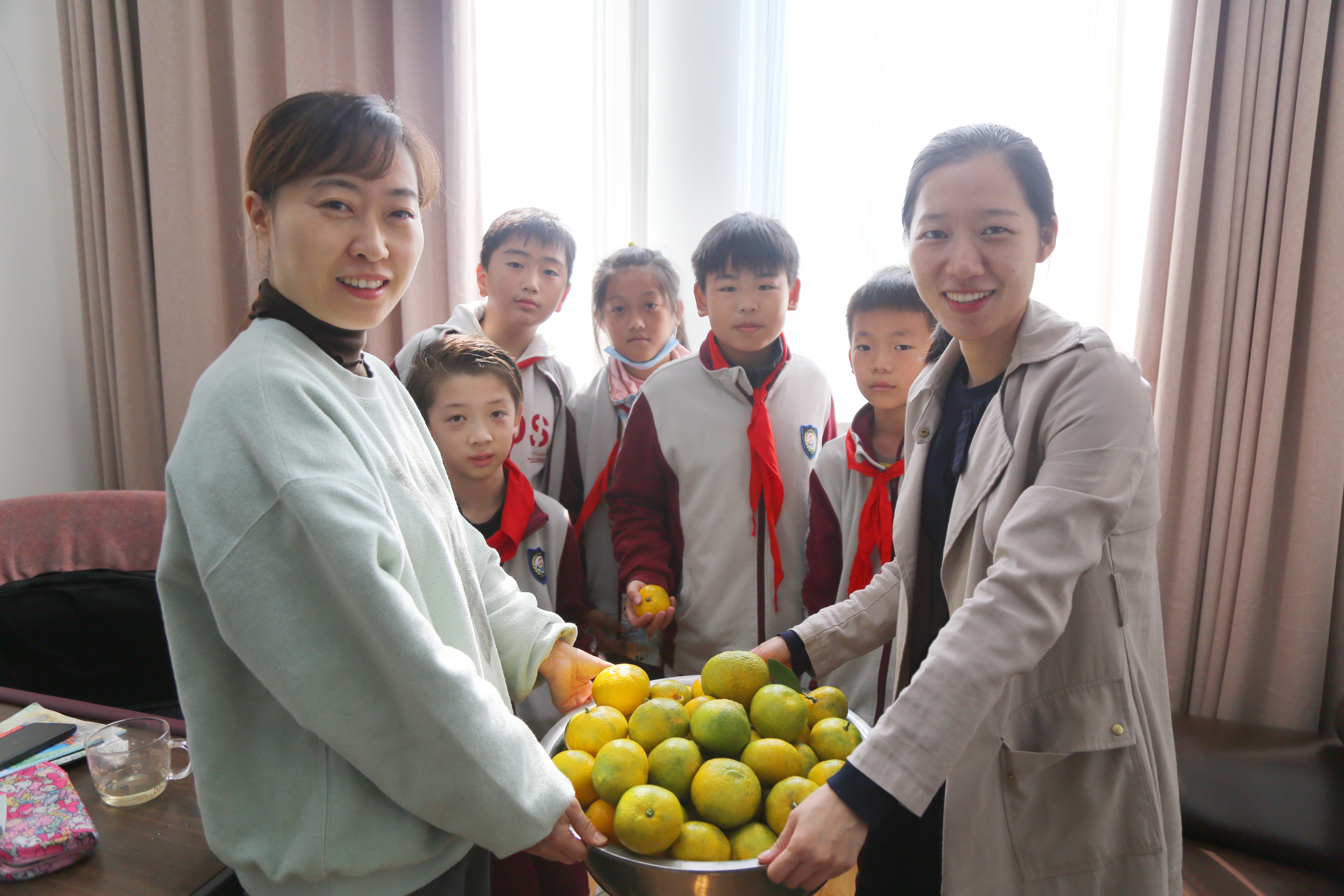 九亭五小的"墨宝农场"和"墨宝小厨"里,孩子们当起了"小农人"和烹饪