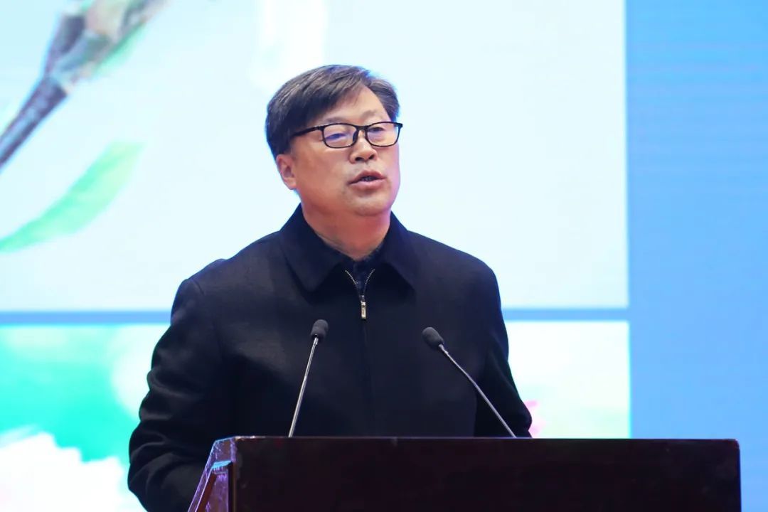 开幕式后还举办了两场主旨报告,上海市教委托幼工作处处长孙鸿,中国