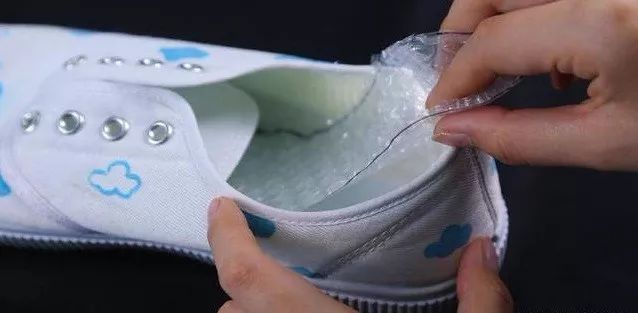把气泡垫放到鞋垫下方,再穿上鞋子,不仅隔离潮湿,而且软软的非常舒服