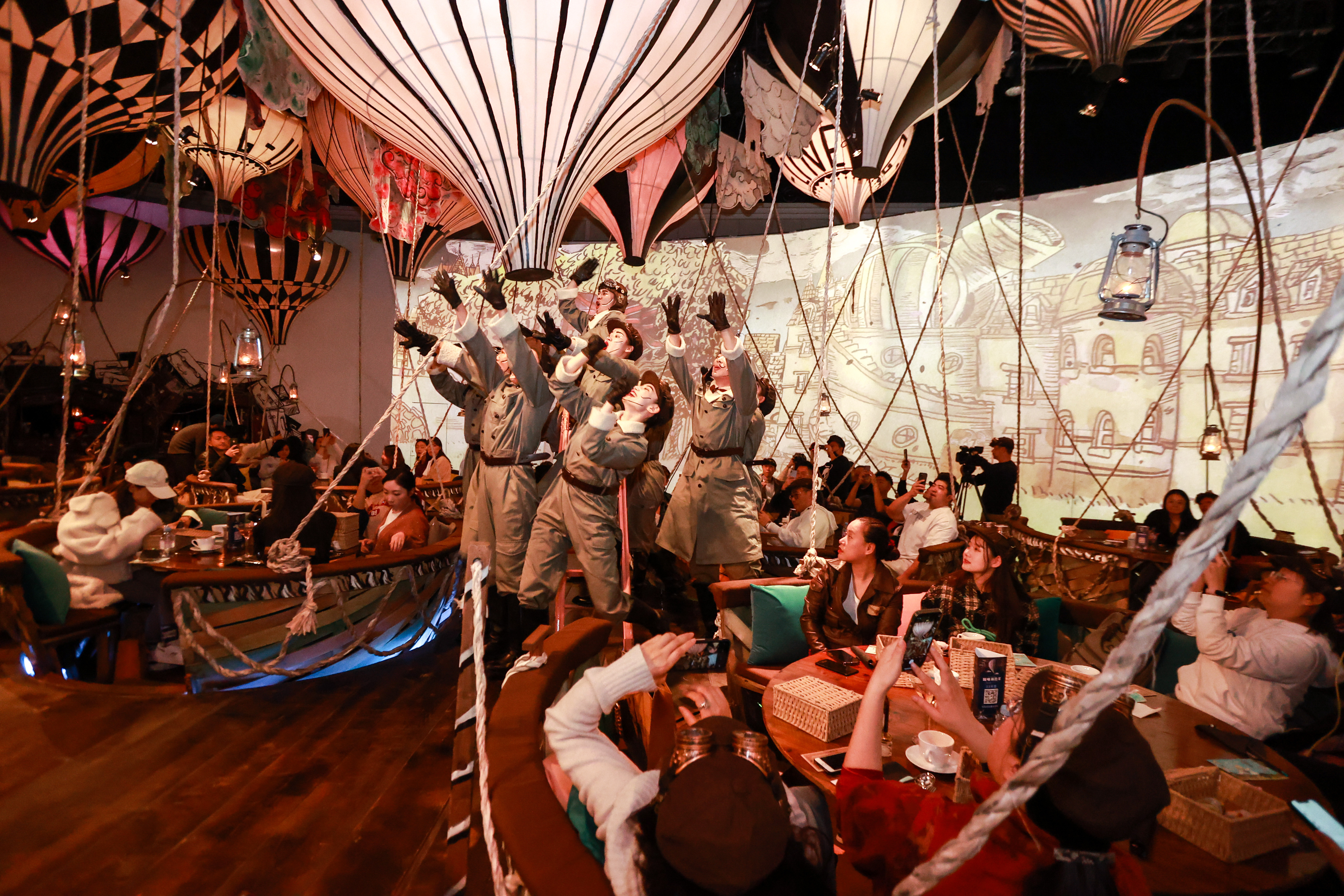 视频丨沉浸式美食互动剧《玩味探险家》开启二轮演出,特别新增"上海幕