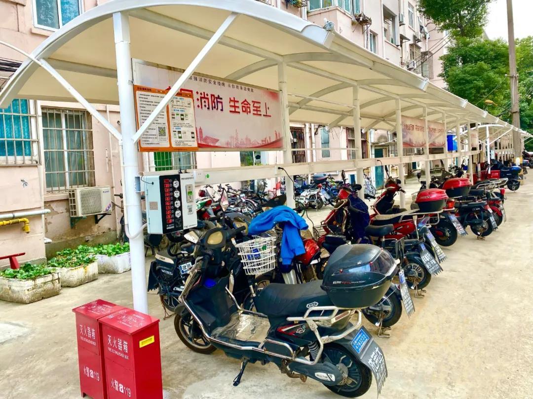 可同时供100辆电瓶车充电这个老小区新增电瓶车集中充电点