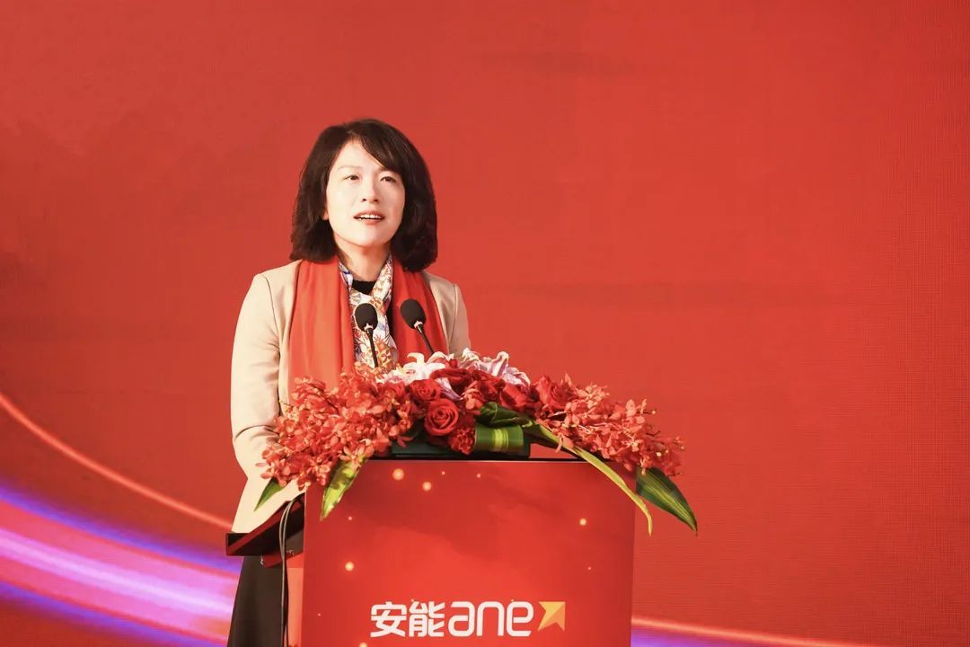 区委书记徐建向企业上市表示祝贺并敲锣开市,区委副书记,代理区长杨