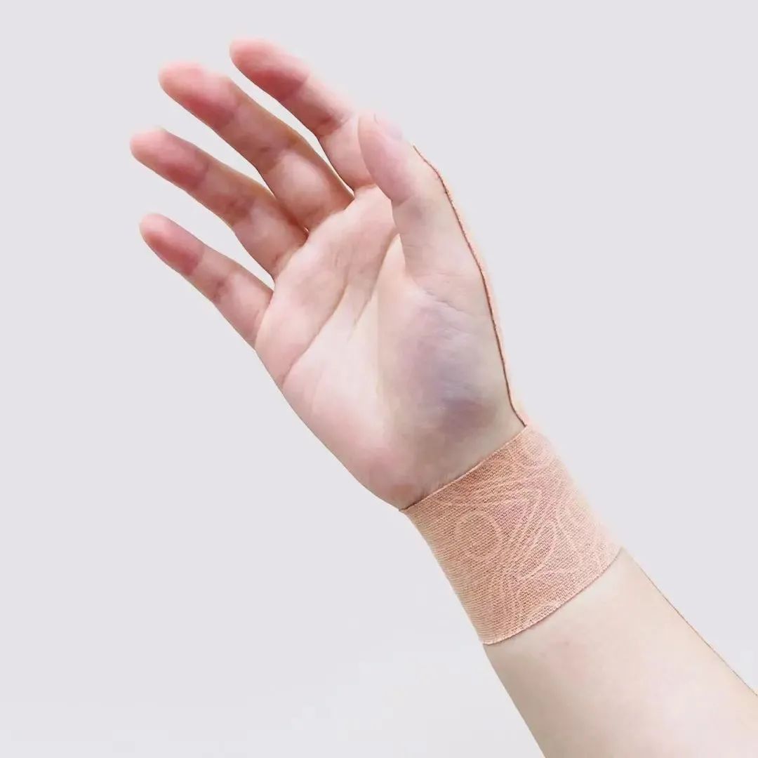 利用肌内效贴增强关节稳定性的作用,进行腕关节固定贴扎.