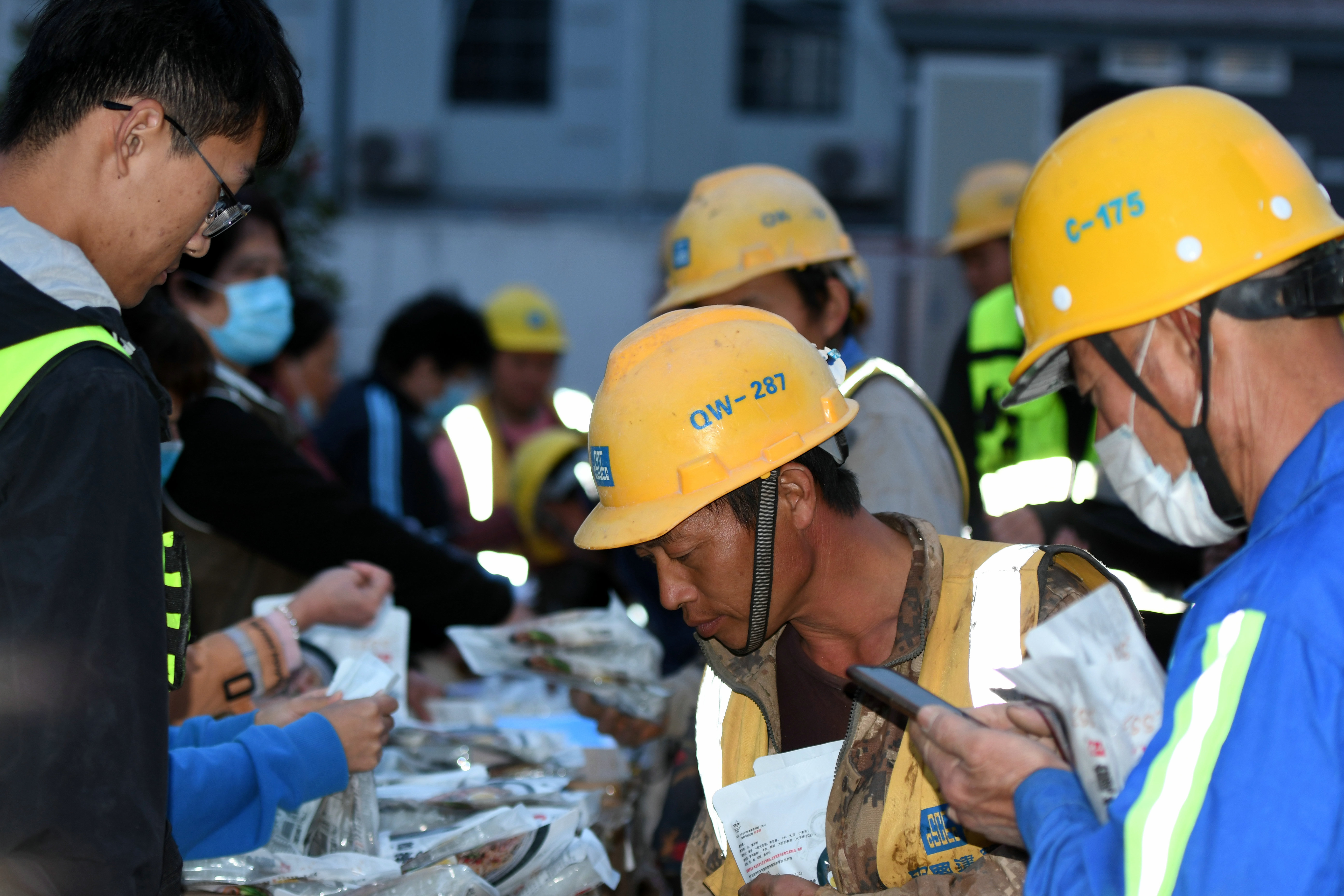 安康苑项目支部书记黄永飞表示,随着天气逐渐变凉,项目联合社会爱心