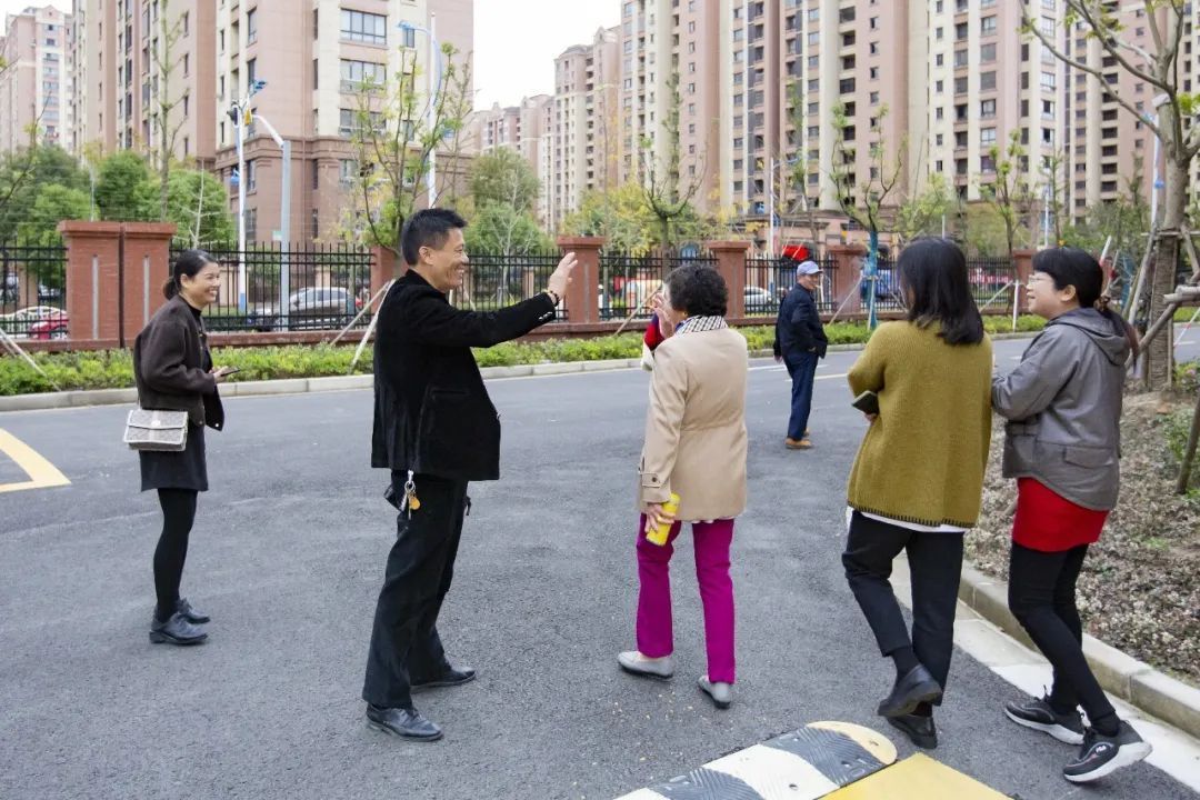 与多日不见的老邻居热情地打招呼