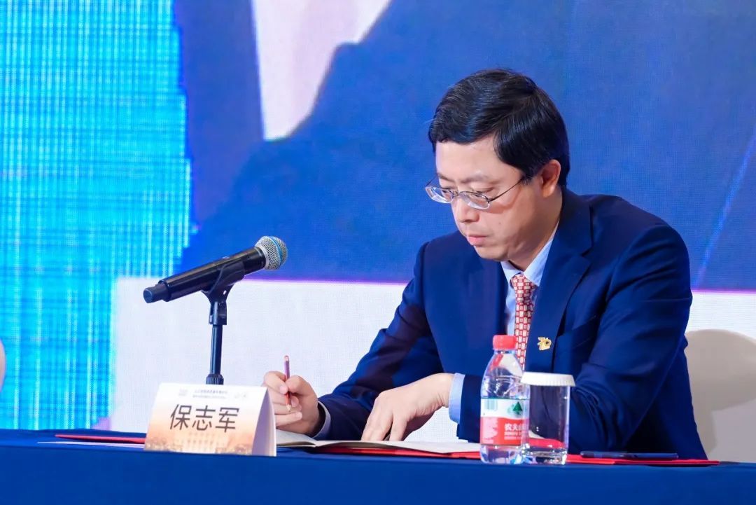 第二场论坛由华东医院副院长王振荣和华东医院副院长保志军主持.