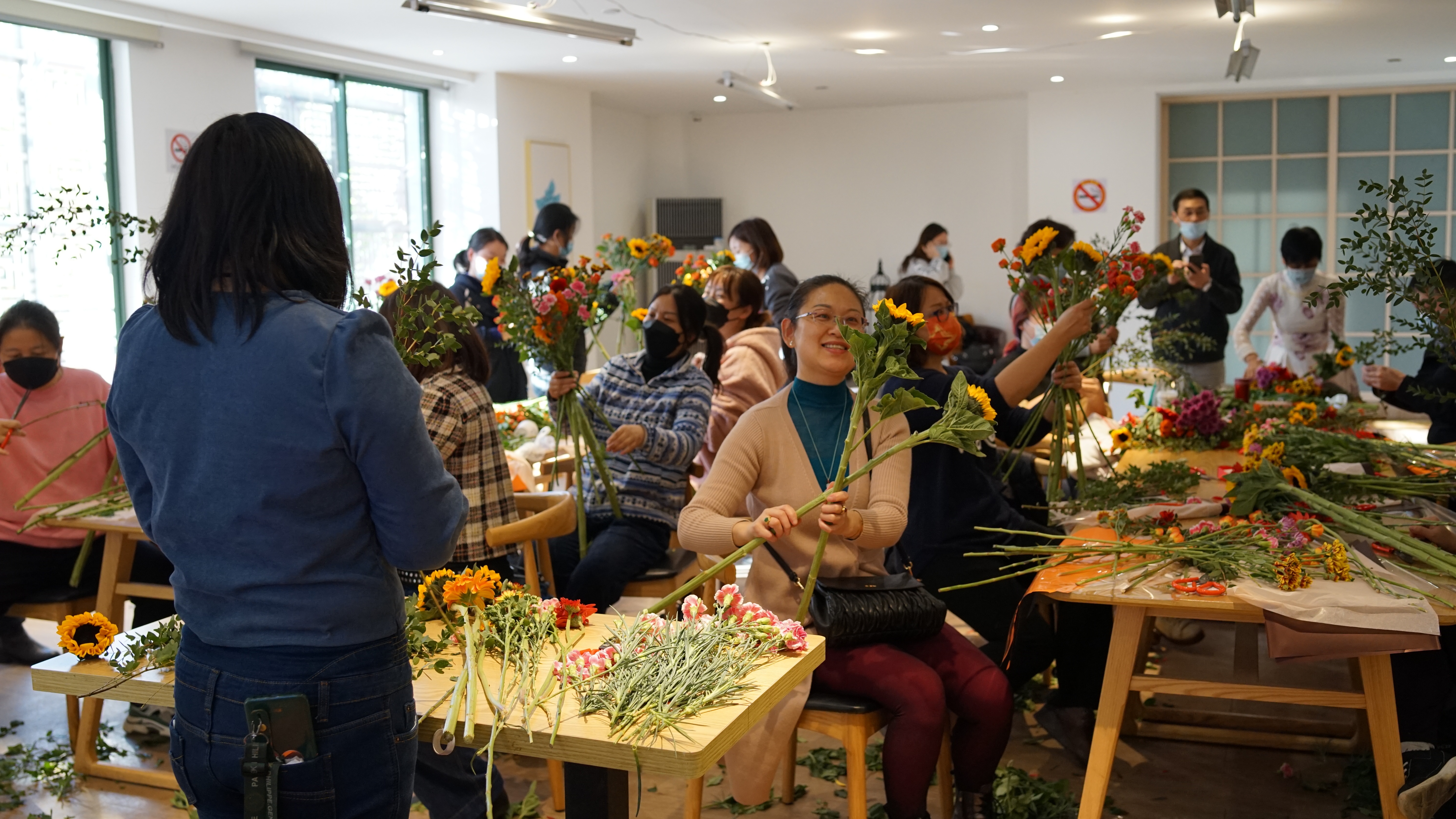 视频丨花艺沙龙碰上鲜花咖啡 共享插花课程更有"花语花味"
