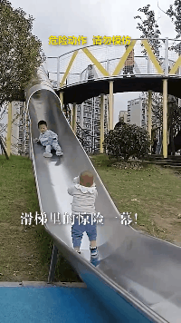 "  小男孩在滑滑梯时  滑下过程中  突然发现一个小朋友站在滑梯末端