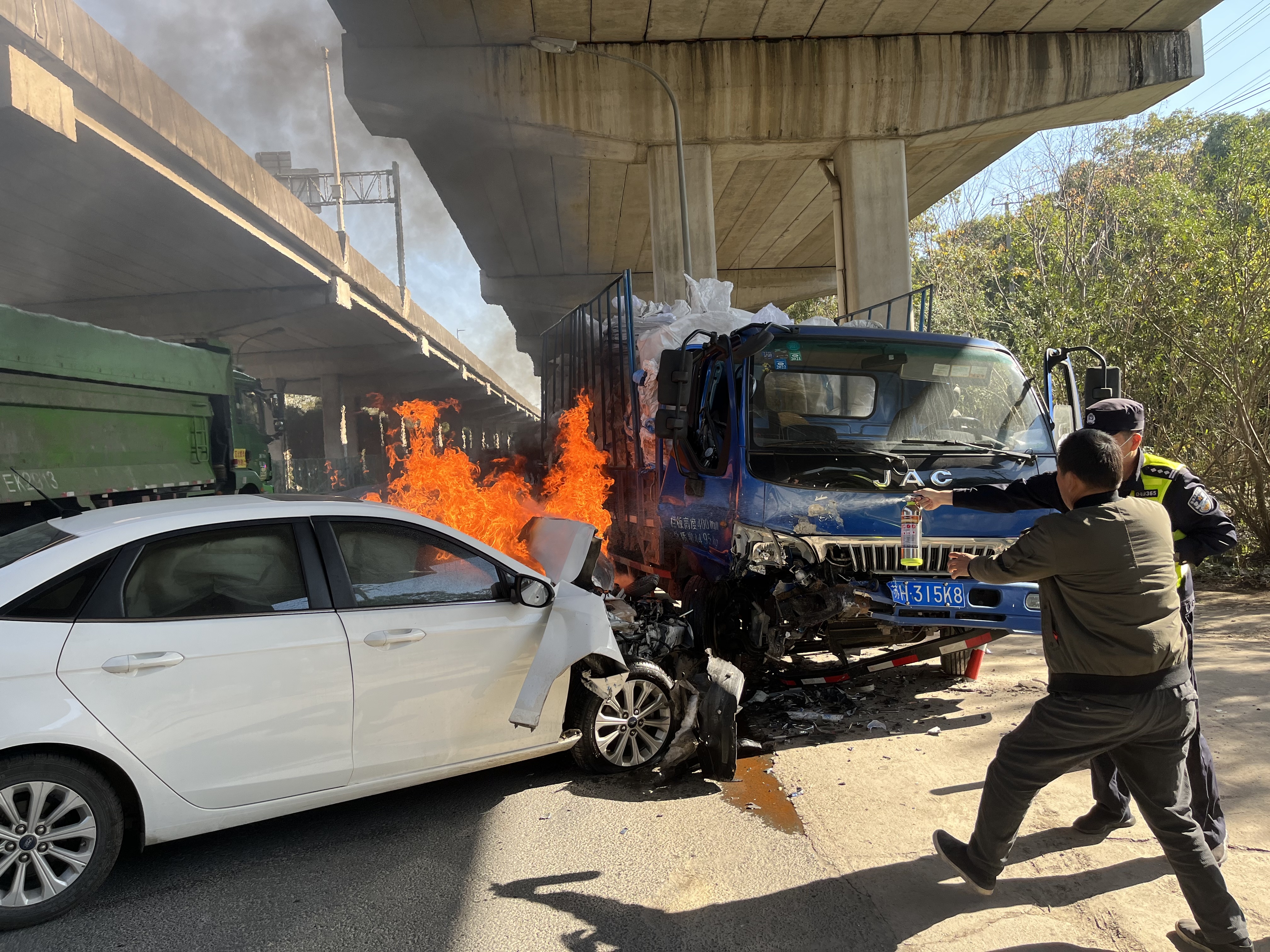 闵塔路松卫北路两车相撞起火民警消防合力救援幸无人员伤亡