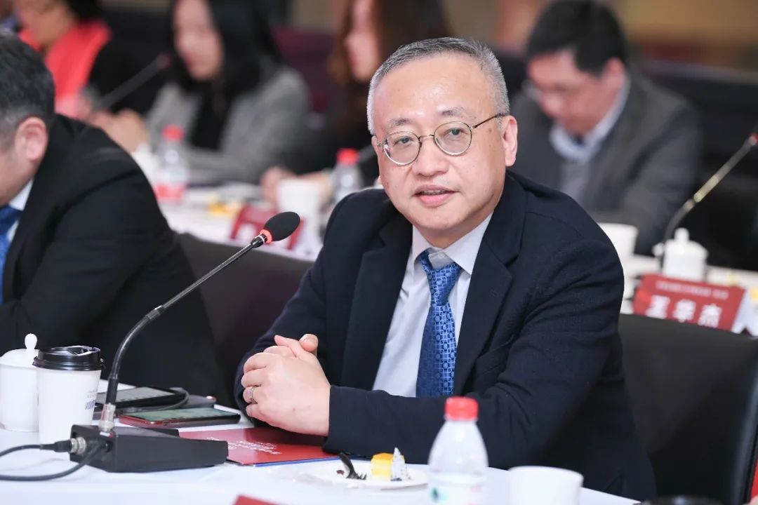 大学"十四五"规划后,参会校董丁肇中,董建成,谢明,朱民,曹其镛,王纪来