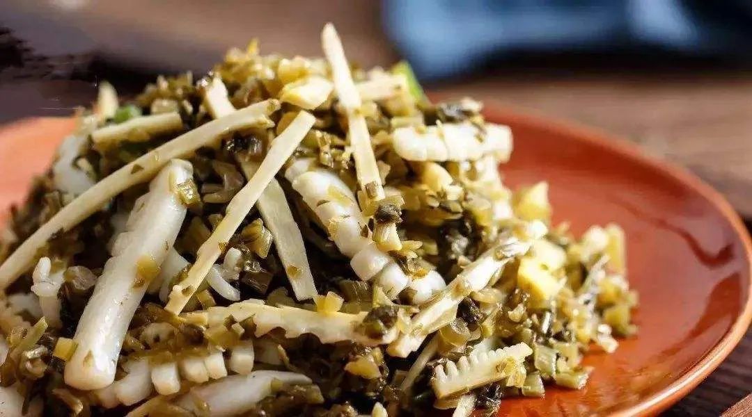 对南方人而言,头号咸菜属"雪里蕻",如我们餐桌上的雪菜烧黄鱼,雪菜