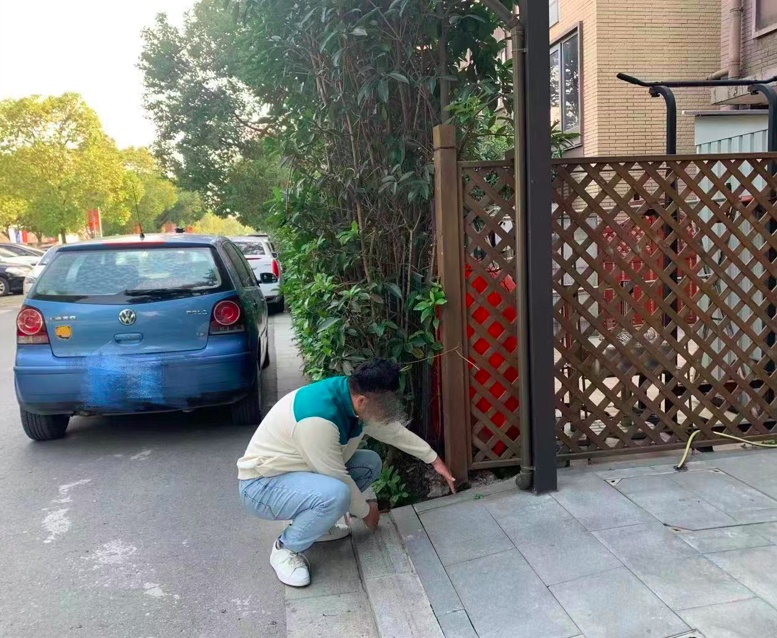   毁绿停车只为自家方便，佘山珑原小区部分业主私占车位引发居民不满