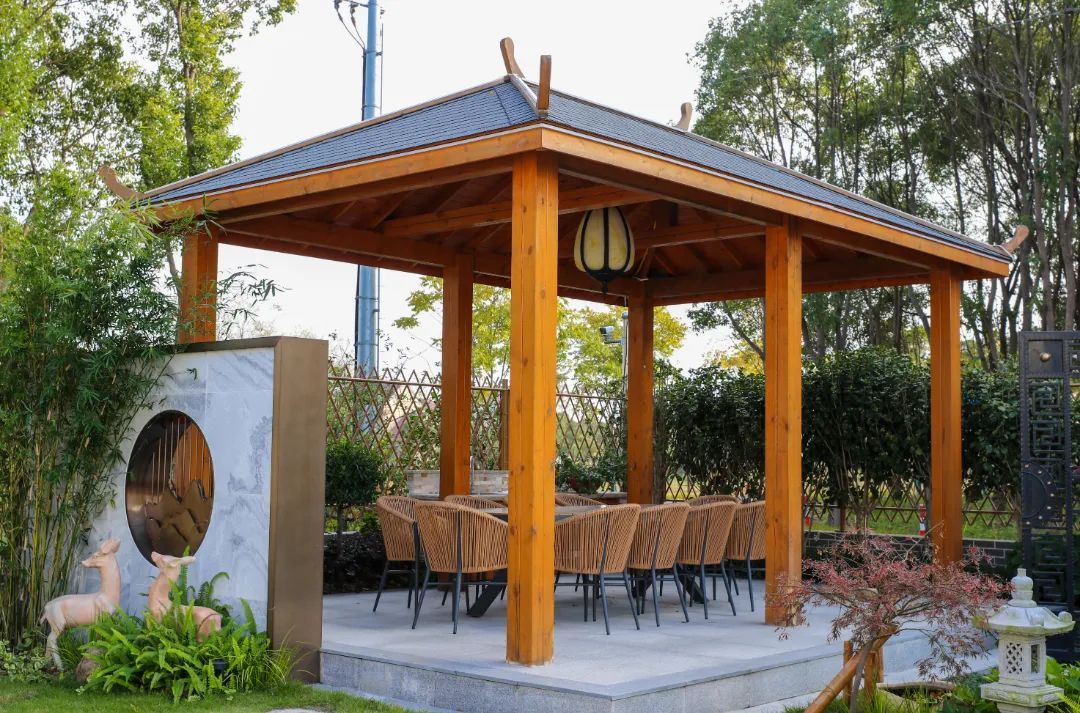 先浩浩荡荡领略一番礼序前景,后折折返返囿于枫树叠石,再顾顾盼盼流连