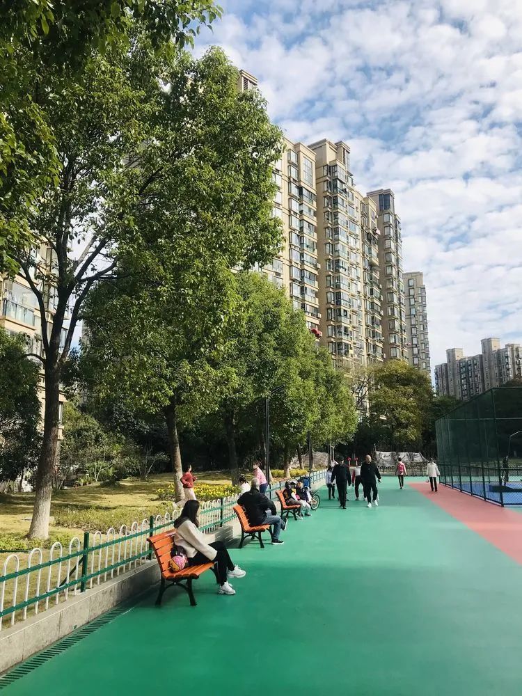宝山这个小区的运动场翻新成网红打卡点!