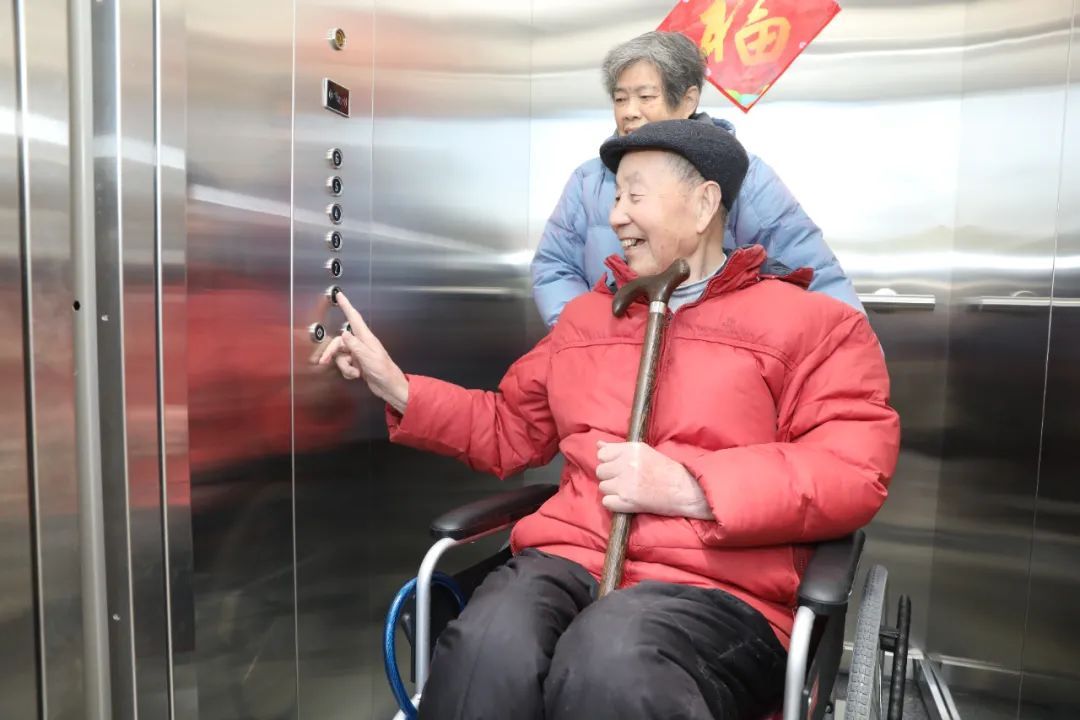 轮椅让乘梯下楼不再难,取暖器让手脚不再冷……"