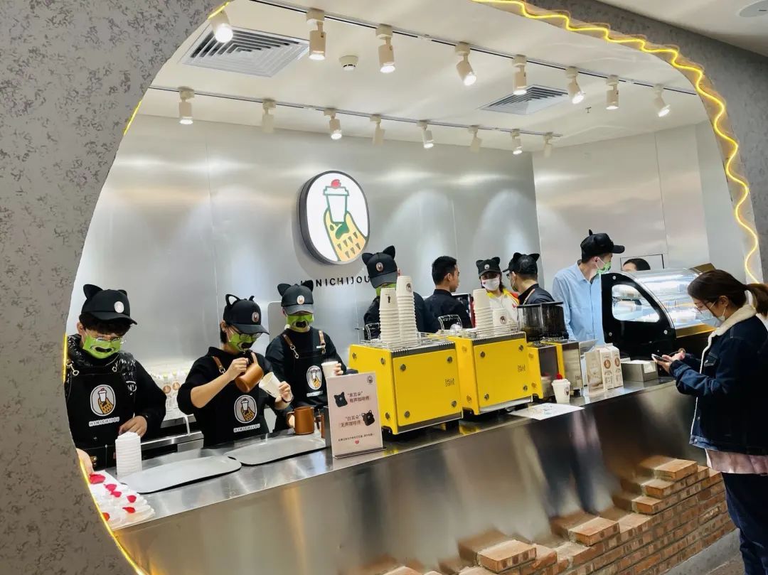 网红"熊爪咖啡店"在静安开出新店!还有一个"大胆"举动.