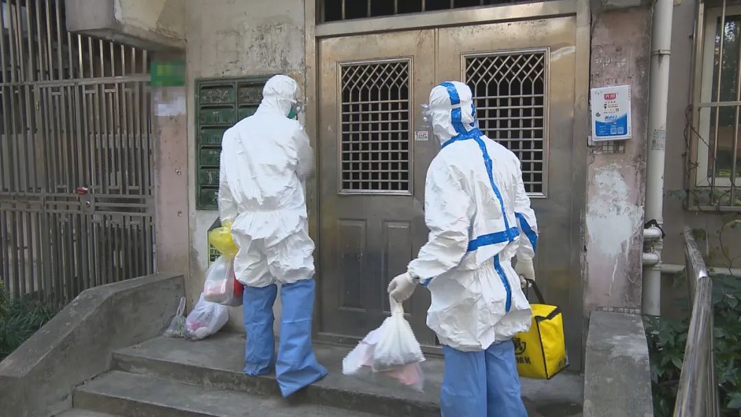 莘庄一小区楼栋封闭,疫情期间隔离不隔爱