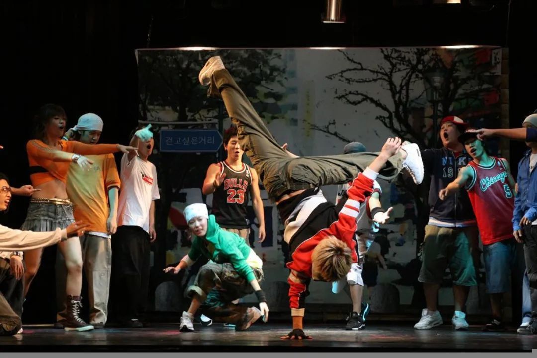 边街舞,中国画…边学法