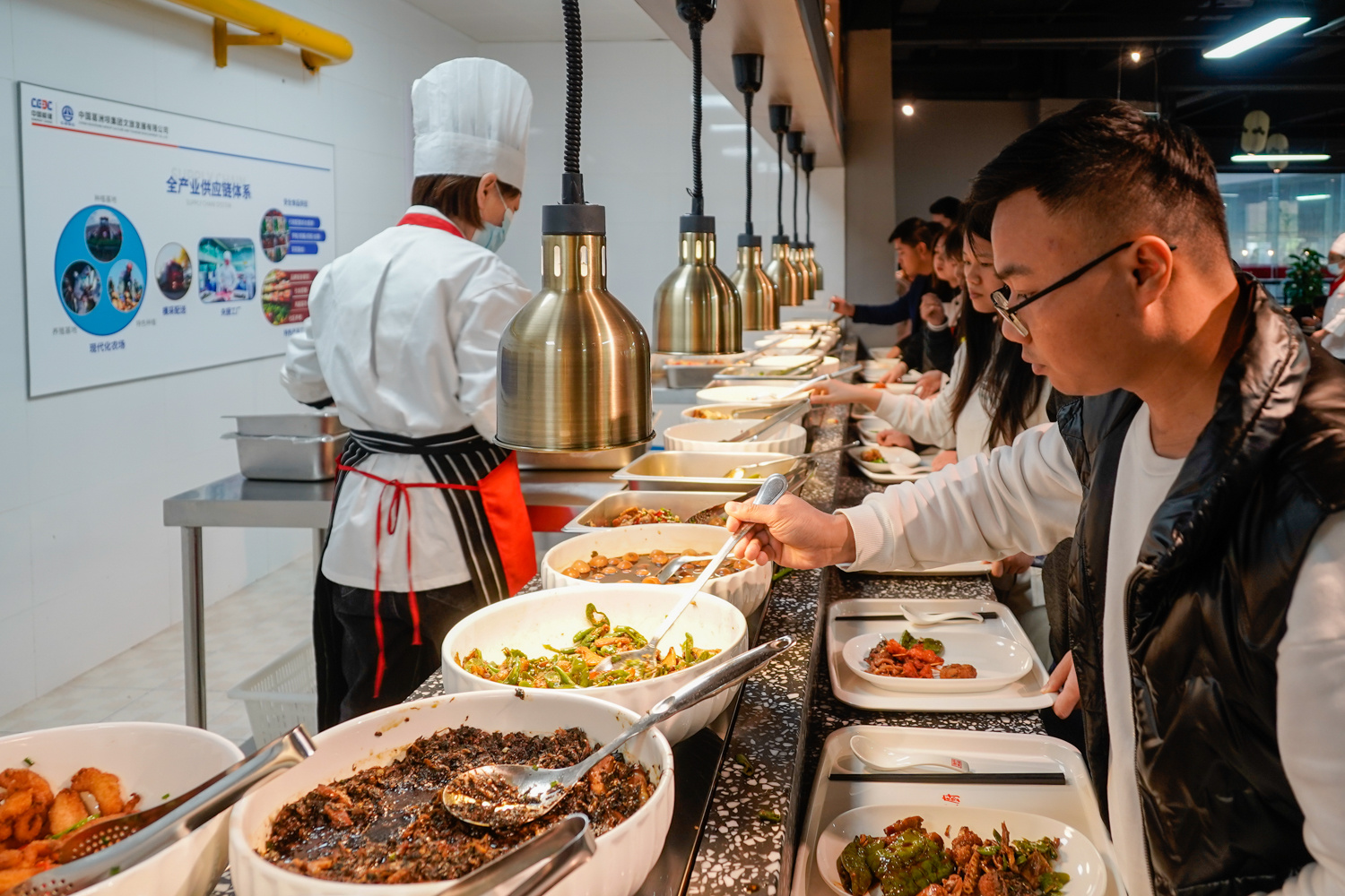 视频丨在人气餐厅用餐,在"最美星巴克"喝咖啡,静安这里的白领超幸福