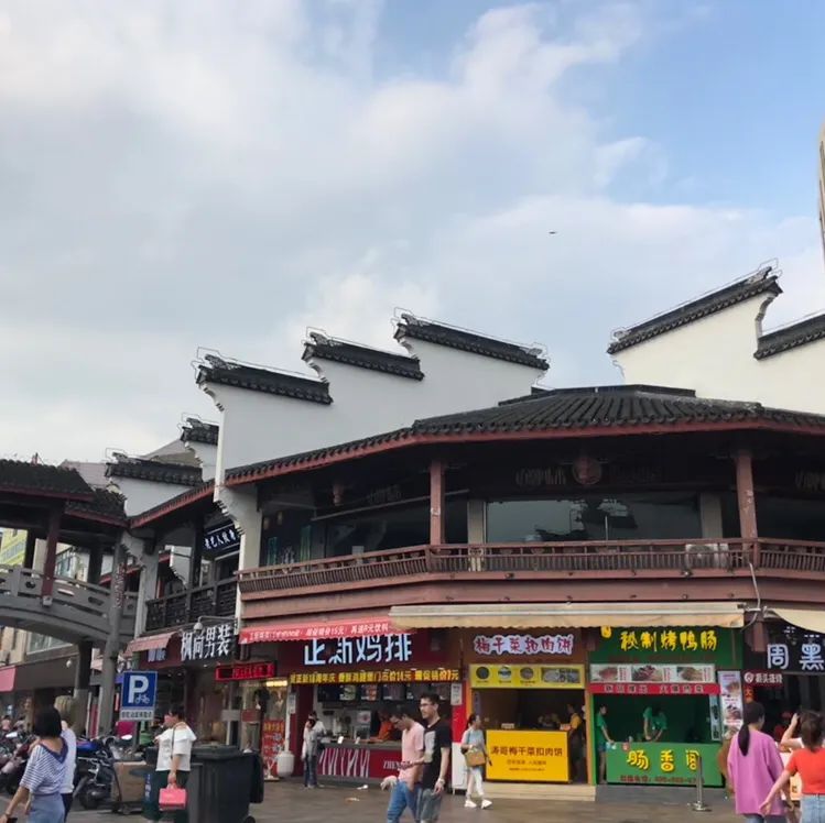这条线路从不缺少美食的气息,在松江一中站的另一边,庙前街上各路美食